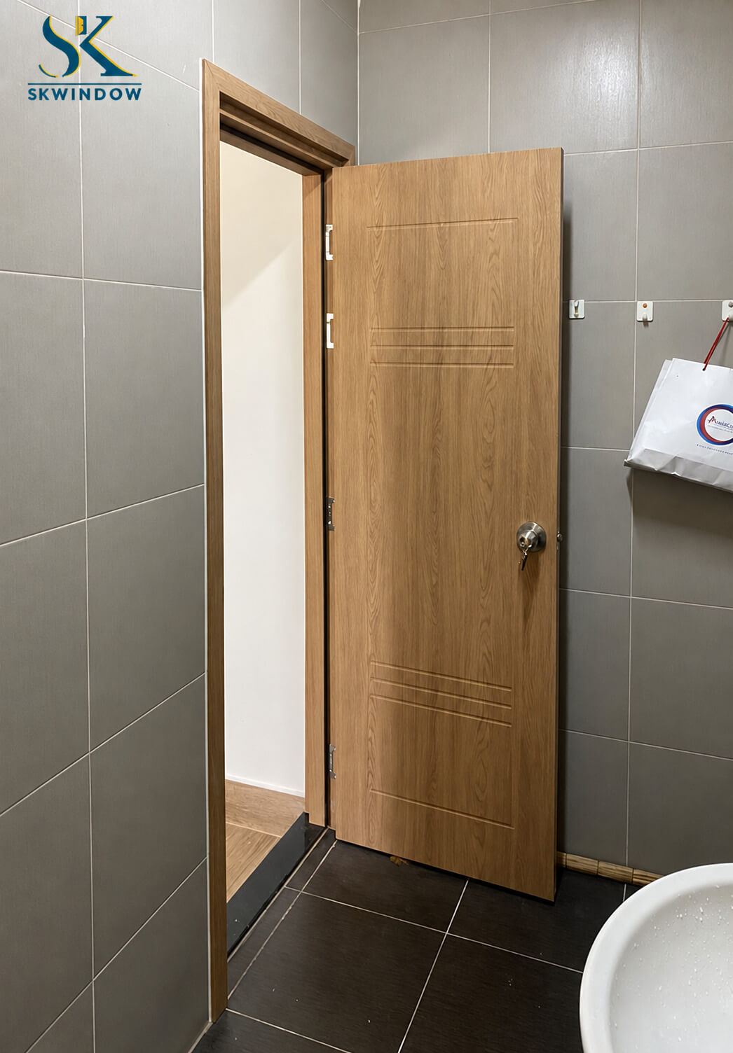 cửa nhựa composite nhà vệ sinh