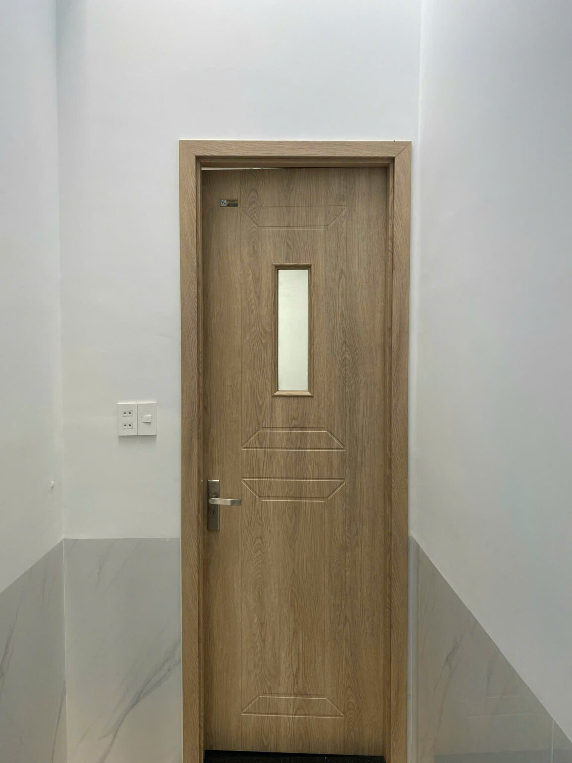 cửa nhựa composite nhà vệ sinh